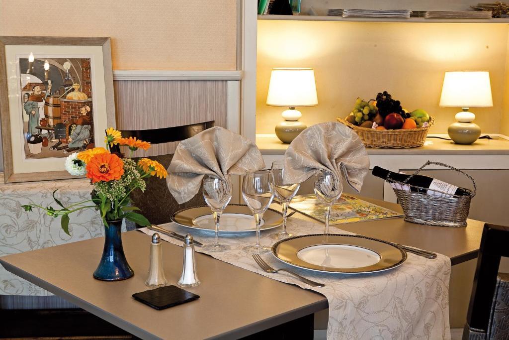 Logis Hotel Du Pont Neuf Le Veurdre Экстерьер фото