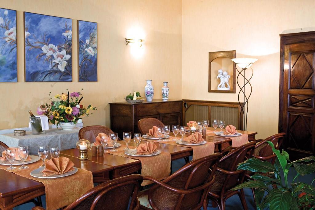 Logis Hotel Du Pont Neuf Le Veurdre Экстерьер фото
