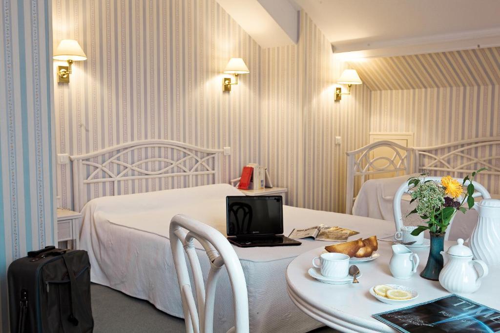 Logis Hotel Du Pont Neuf Le Veurdre Номер фото