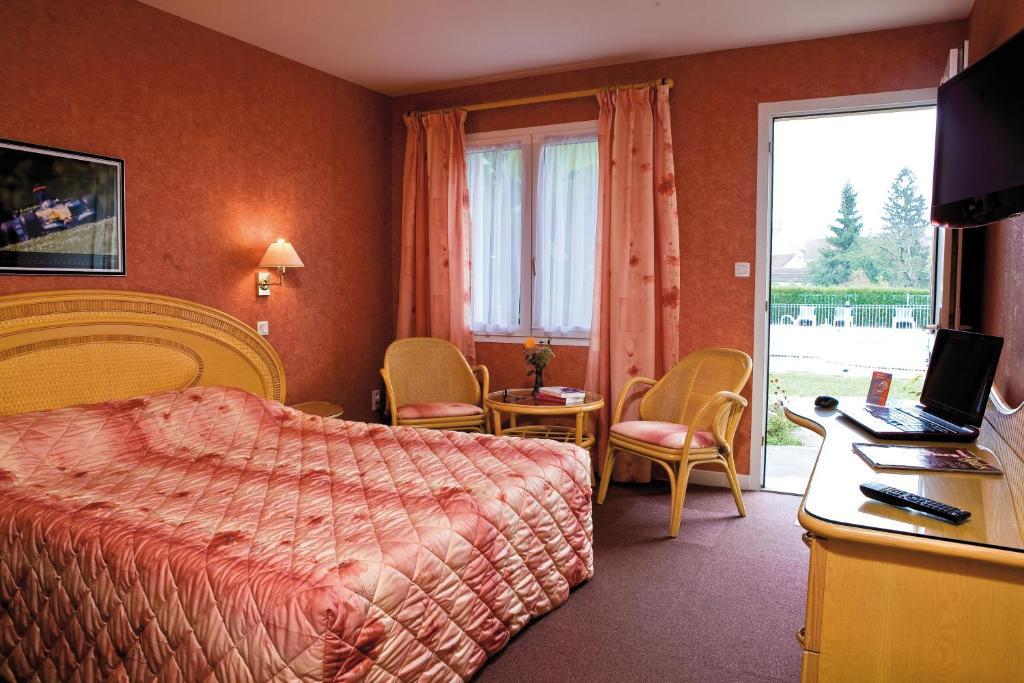 Logis Hotel Du Pont Neuf Le Veurdre Номер фото