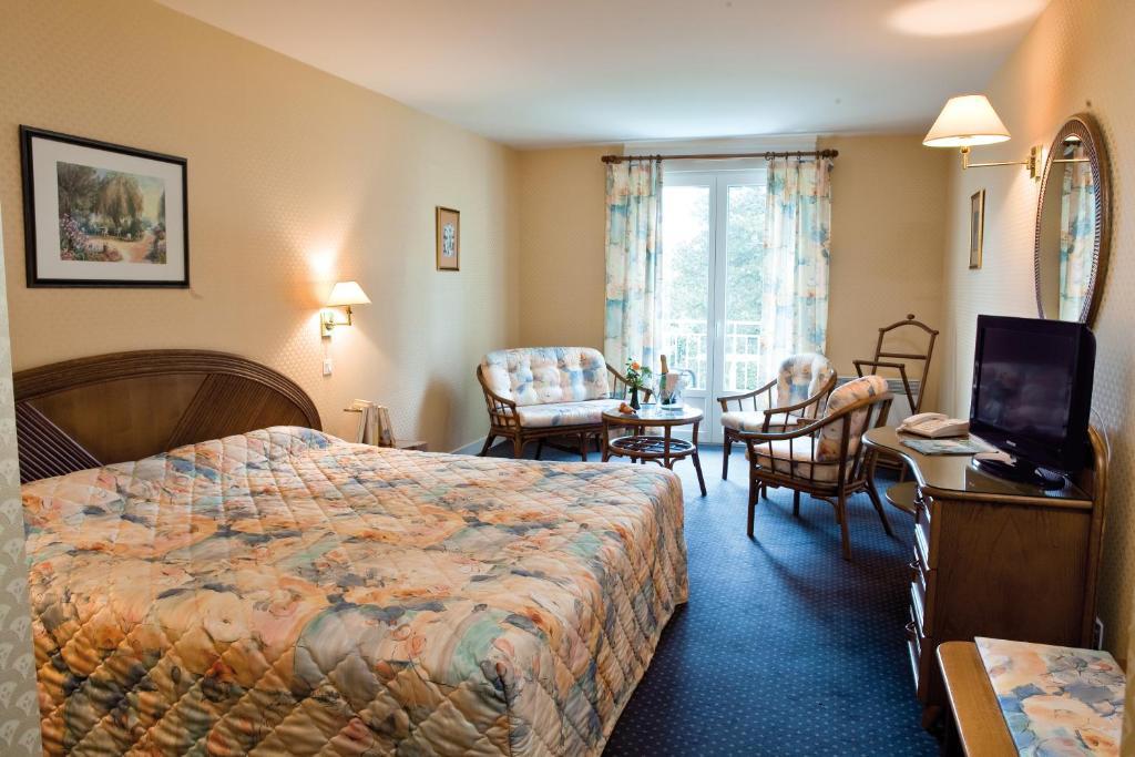 Logis Hotel Du Pont Neuf Le Veurdre Номер фото
