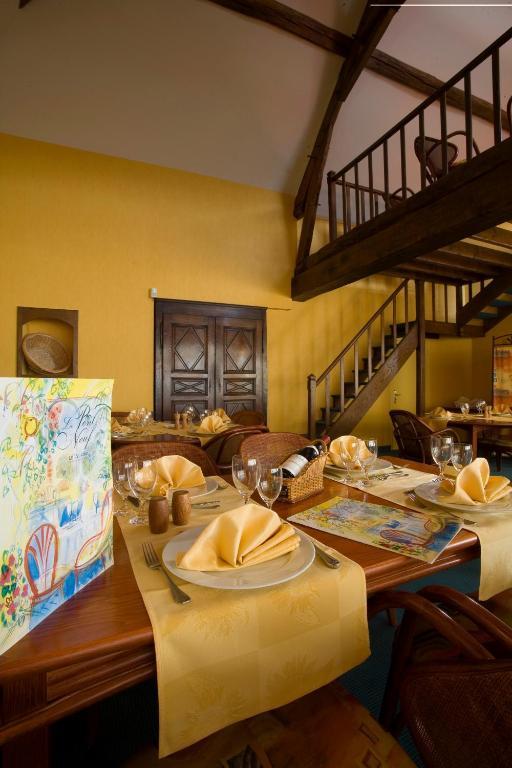 Logis Hotel Du Pont Neuf Le Veurdre Экстерьер фото