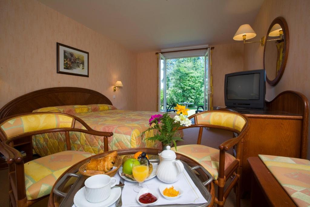 Logis Hotel Du Pont Neuf Le Veurdre Номер фото