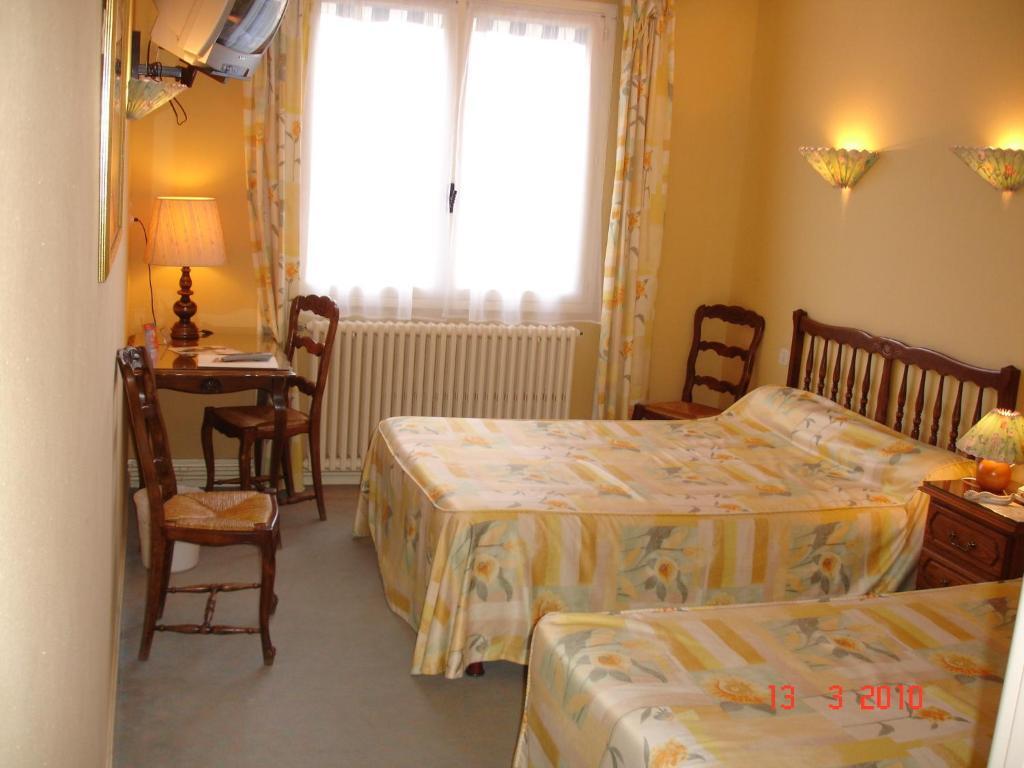 Logis Hotel Du Pont Neuf Le Veurdre Номер фото